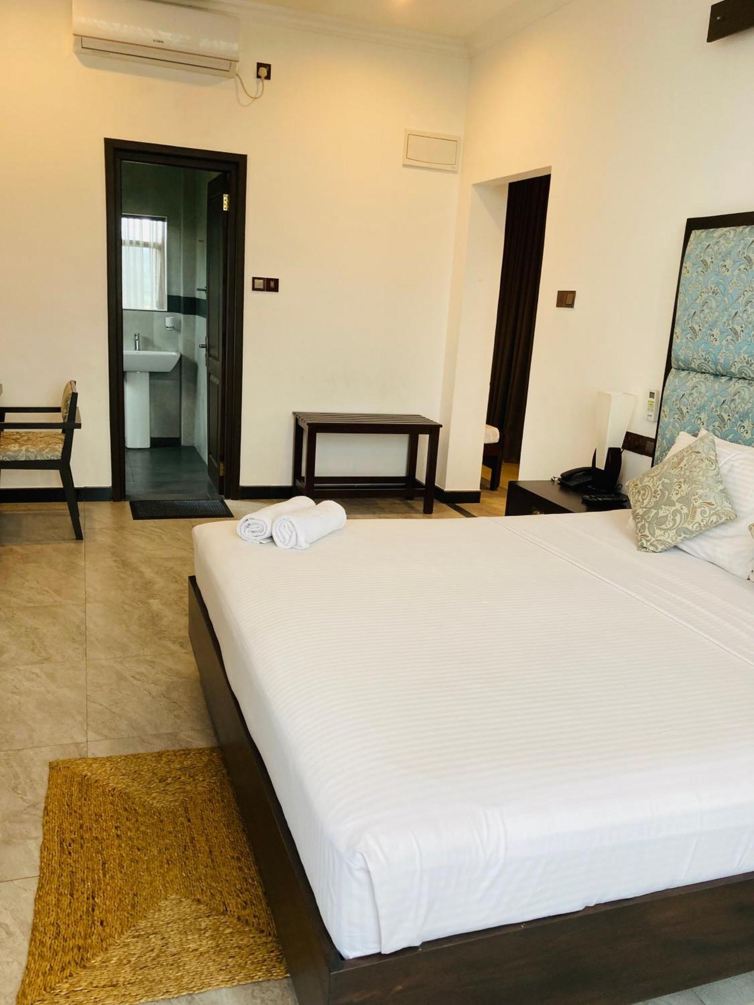 Riverbank Resort غامبولا المظهر الخارجي الصورة