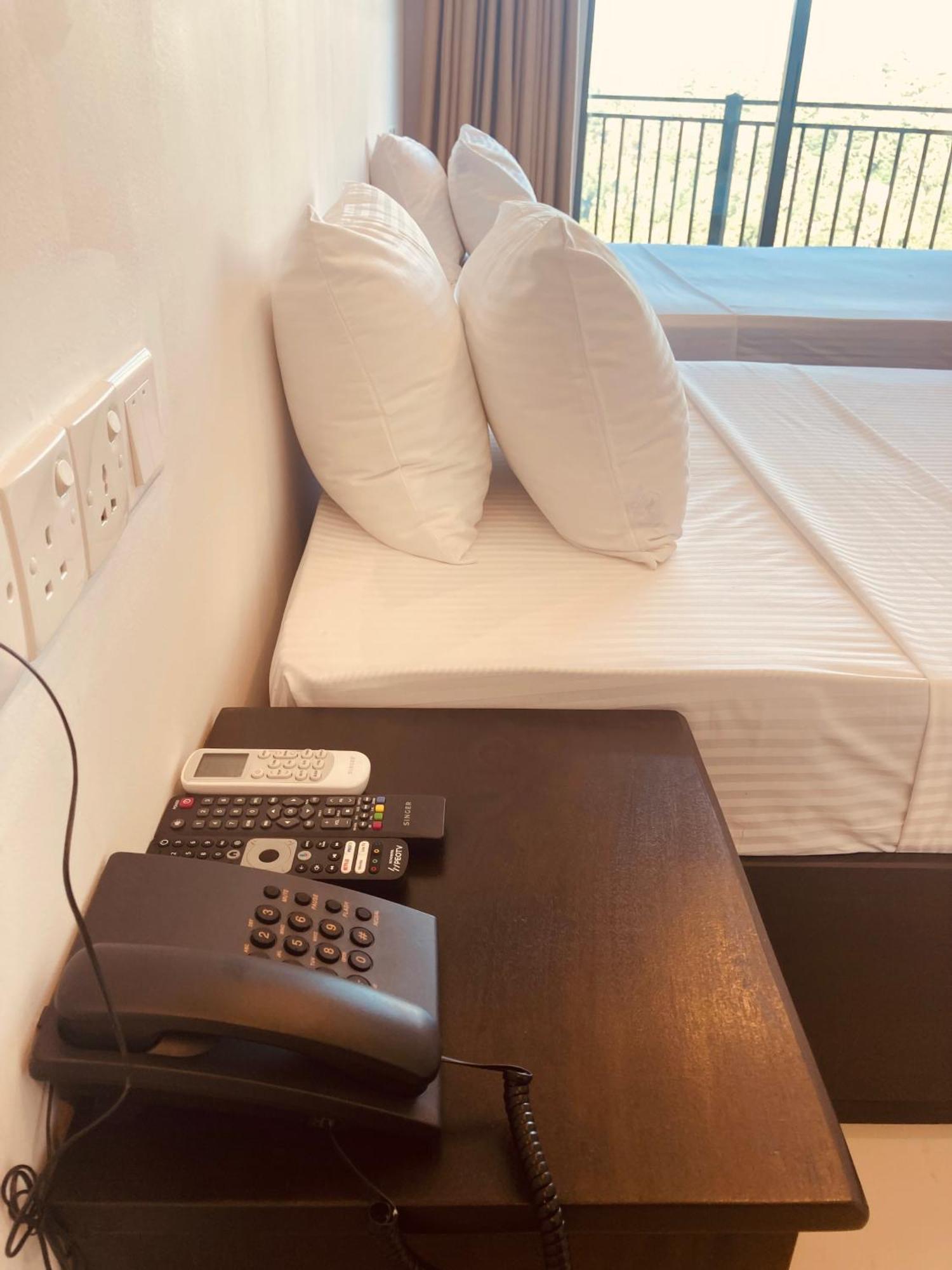 Riverbank Resort غامبولا المظهر الخارجي الصورة